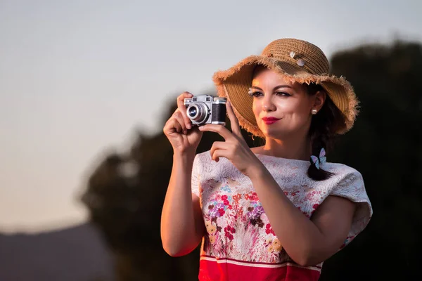 Menina vintage no campo — Fotografia de Stock