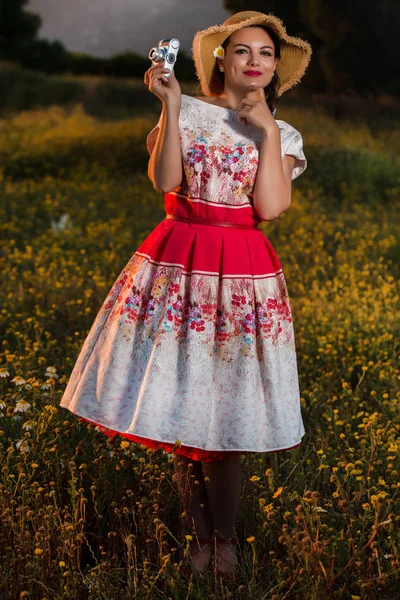 Vintage chica en el campo — Foto de Stock