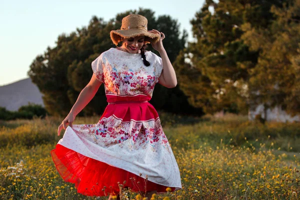 Menina vintage no campo — Fotografia de Stock