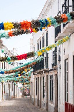 Bir sokakta popüler Saints dekorasyon