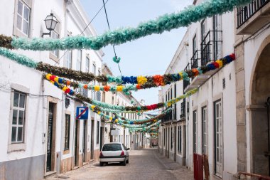 Bir sokakta popüler Saints dekorasyon