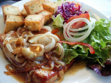 ton balığı soğan, patates ve salata ile