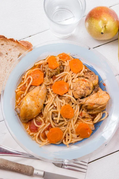 Espaguetis con pollo y zanahoria — Foto de Stock