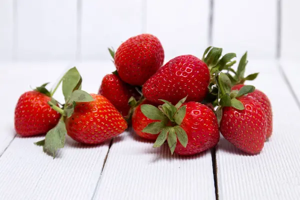 Leckere Erdbeeren auf Weiß — Stockfoto