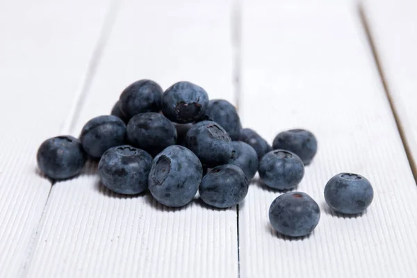 Leckere Blaubeeren auf Weiß — Stockfoto