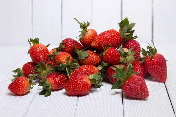 Leckere Erdbeeren auf Weiß — Stockfoto