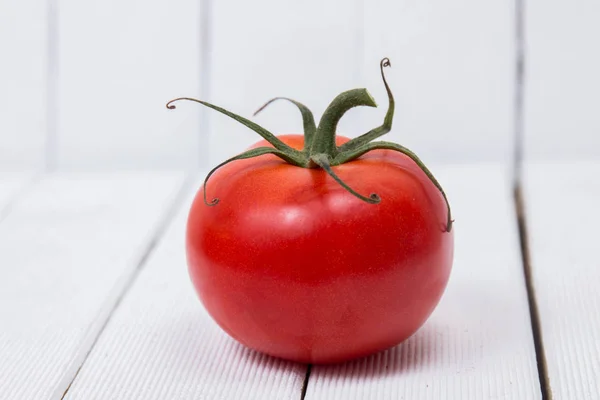 Tomate saboroso em um branco — Fotografia de Stock