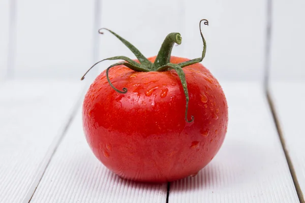 Leckere Tomate auf einem weißen — Stockfoto