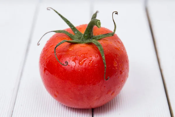 Leckere Tomate auf einem weißen — Stockfoto