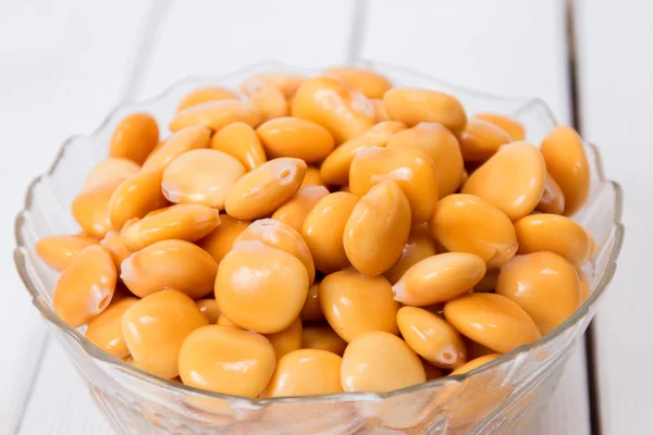 Tazón de sabrosos frijoles lupin — Foto de Stock