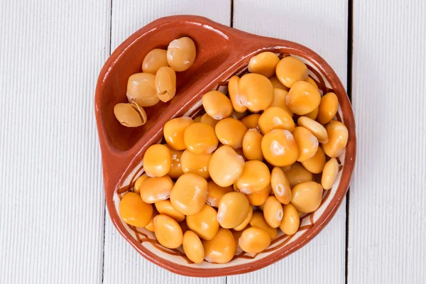 Schüssel mit leckeren Lupinenbohnen — Stockfoto