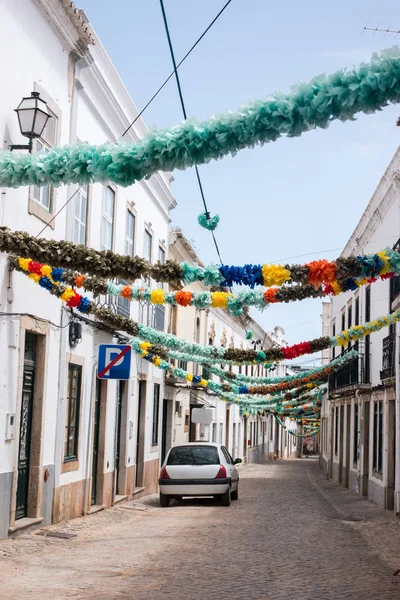 Bir sokakta popüler Saints dekorasyon