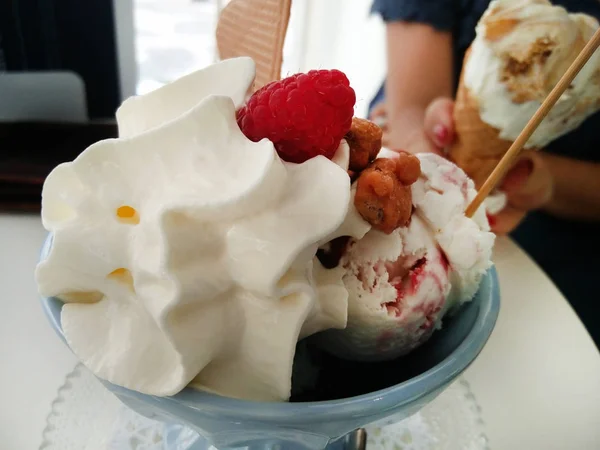 Tigela de gelado doce com nozes e frutas — Fotografia de Stock