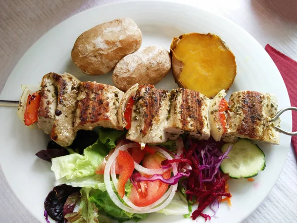 Domuz eti ve salata ile Espetada