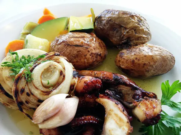 Gegrilde octopus, aardappelen en groenten — Stockfoto