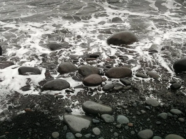 マデイラ島の典型的な石のビーチ — ストック写真