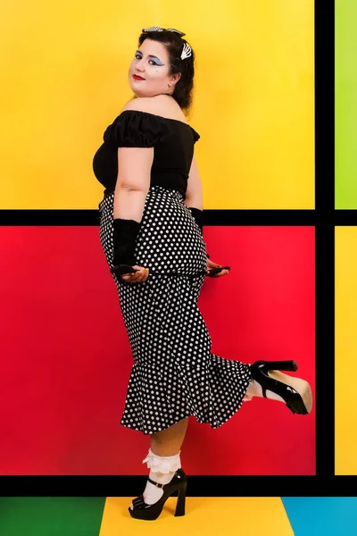 Pinup menina em pop art pano de fundo — Fotografia de Stock