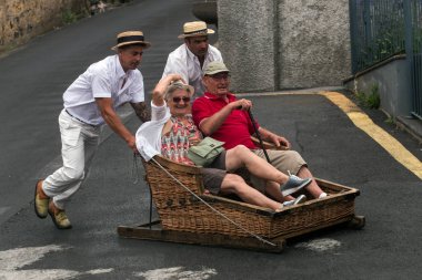 Sepet araba erkeklerle kızak