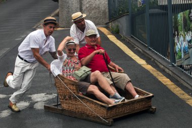 Sepet araba erkeklerle kızak