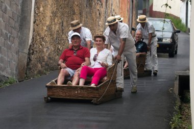 Sepet araba erkeklerle kızak