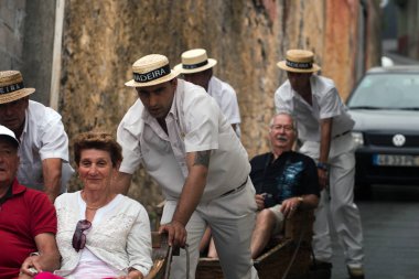 Sepet araba erkeklerle kızak