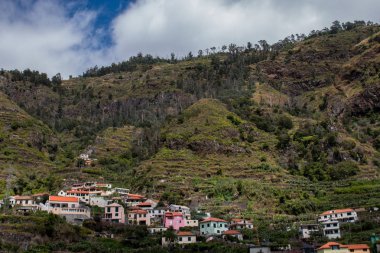 Madeira Adası'nın dağ manzarası