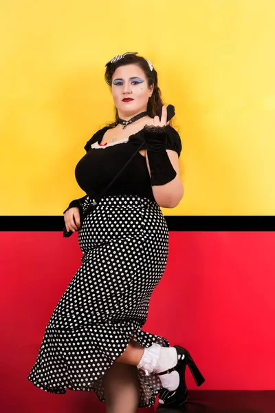 Pinup girl en toile de fond pop art — Photo