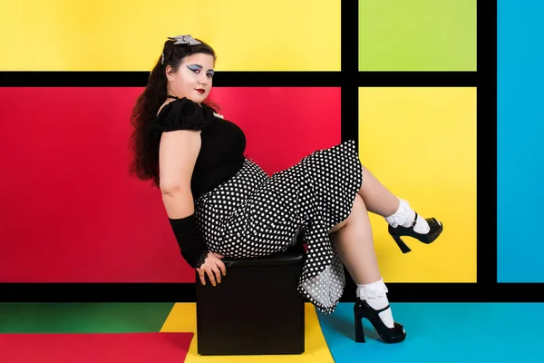 Pinup ragazza in pop art sfondo — Foto Stock