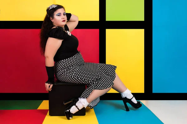 Pinup menina em pop art pano de fundo — Fotografia de Stock