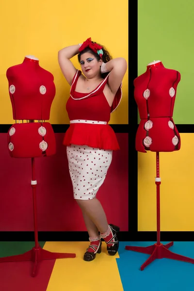 Pinup chica en pop arte telón de fondo — Foto de Stock