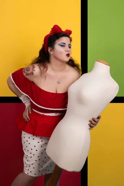 Pinup ragazza in pop art sfondo — Foto Stock