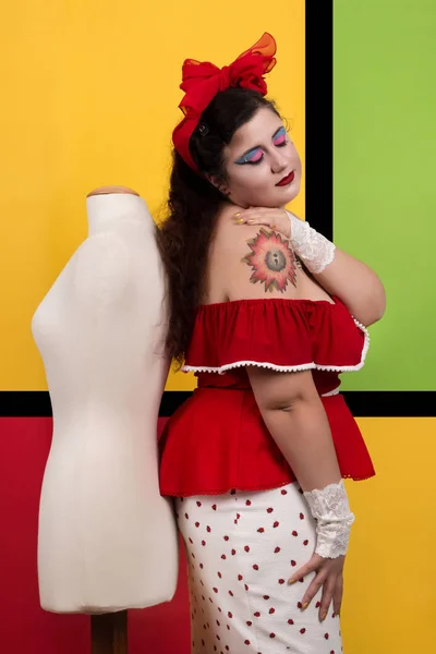 Пинап-девушка на фоне поп-арта — стоковое фото