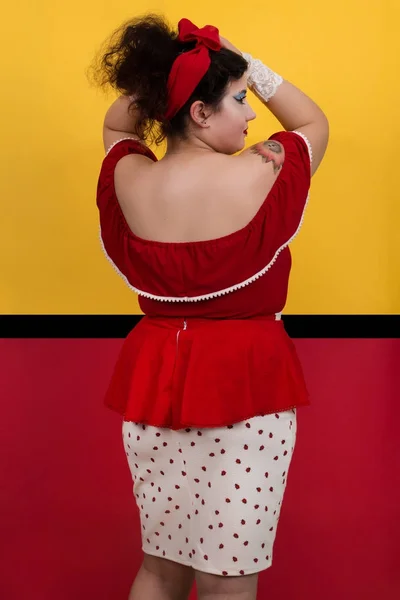 Девушка в пинапе в красном и желтом — стоковое фото