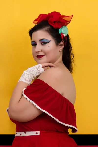 Pinup menina em vermelho e amarelo — Fotografia de Stock