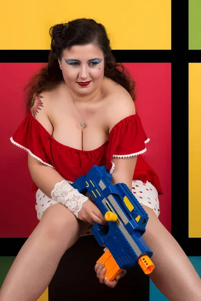 Pinup menina com uma arma nerf — Fotografia de Stock