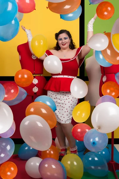 Девушка-пинап на вечеринке с воздушным шаром — стоковое фото