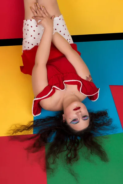 Pinup menina no fundo colorido — Fotografia de Stock