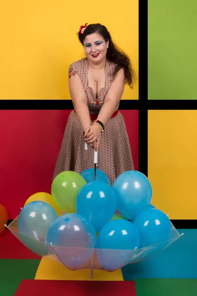 Pinup chica en una fiesta en globo — Foto de Stock