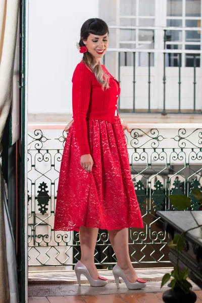 Pinup κορίτσι με κόκκινο φόρεμα — Φωτογραφία Αρχείου