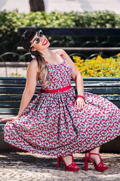 Pinup girl  in the park — Stock Photo, Image