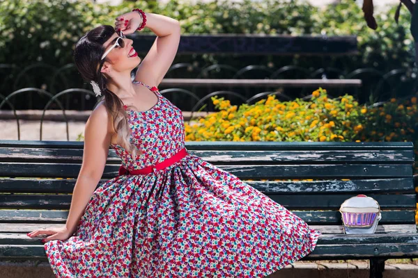 Pinup chica en el parque —  Fotos de Stock