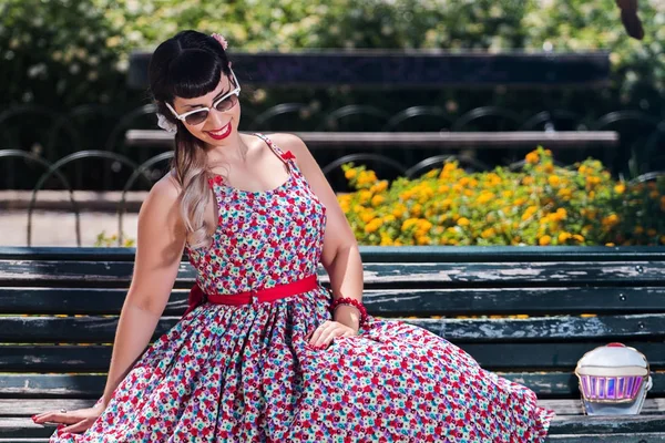 Pinup chica en el parque — Foto de Stock