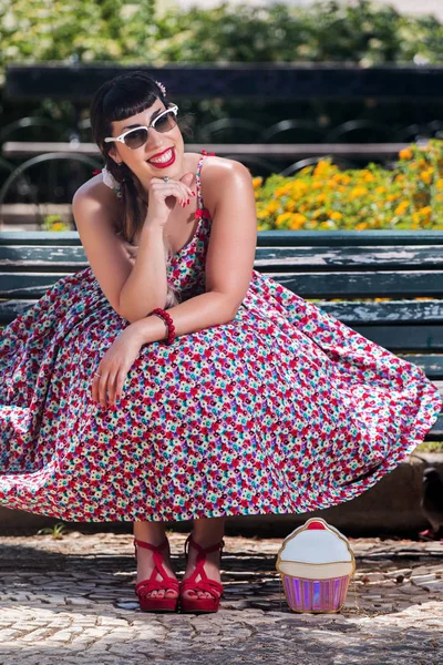 Pinup menina no parque — Fotografia de Stock