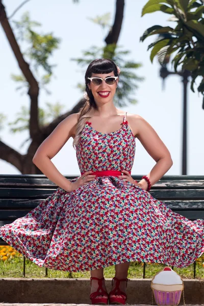 Pinup meisje in het park — Stockfoto