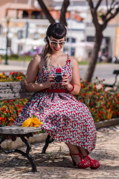 Pinup chica relajante en el parque —  Fotos de Stock