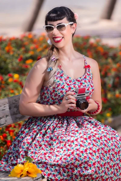Pinup girl relaxing in the park — Stock Photo, Image