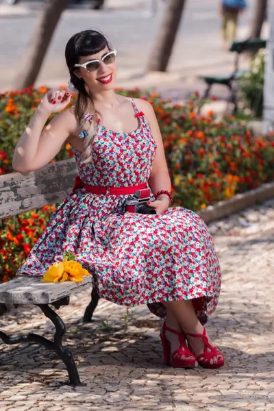 Pinup girl avkopplande i parken — Stockfoto