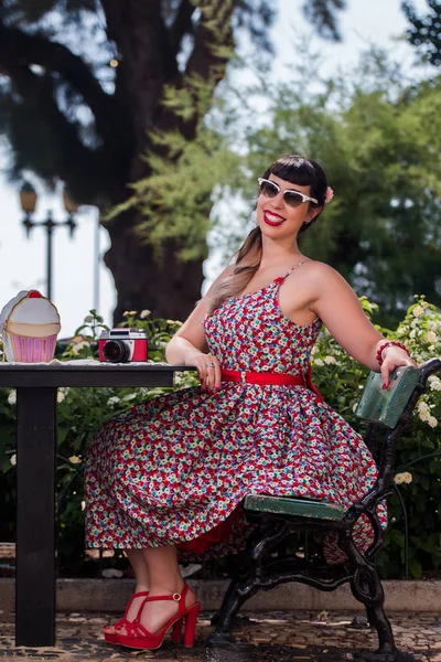 Pinup Mädchen im Park — Stockfoto