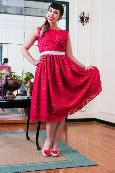 Pinup menina com vestido vermelho — Fotografia de Stock