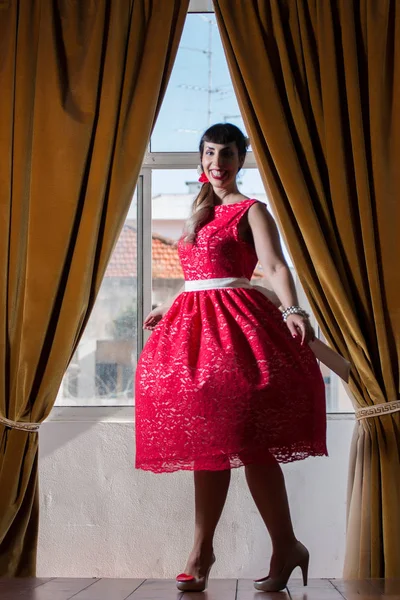 Pinup fille avec robe rouge — Photo